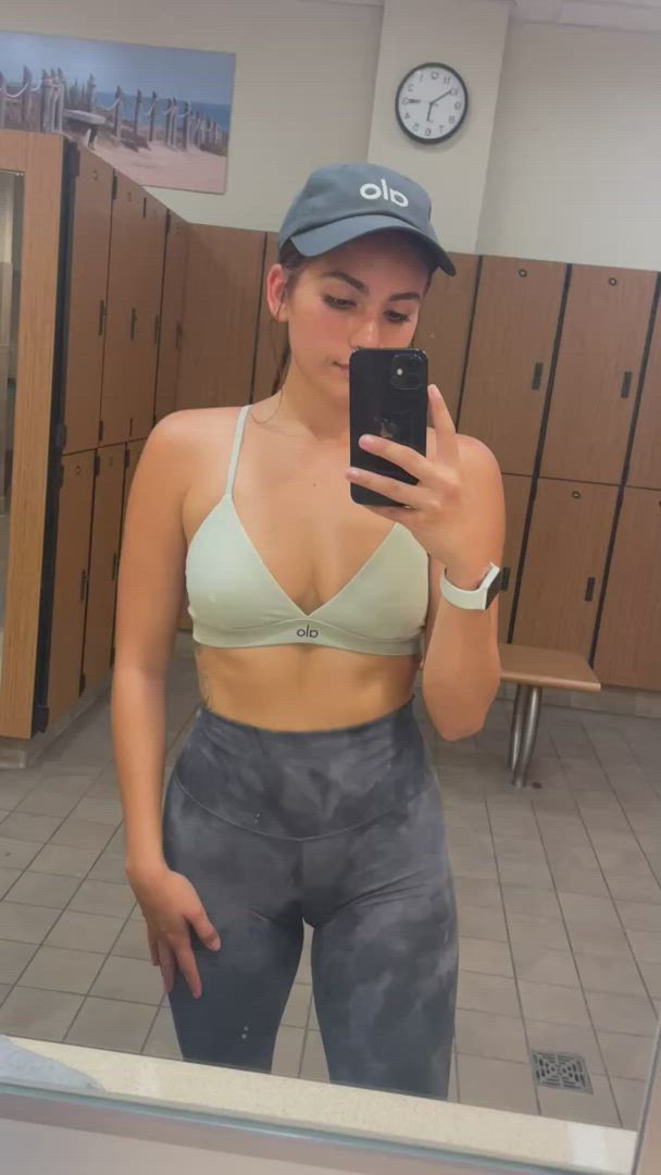 I Love Showing Off My Cameltoe At The Gym