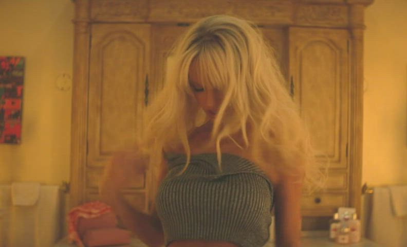 Lily James As Pamela Anderson In ‘Pam & Tommy’ S1E2