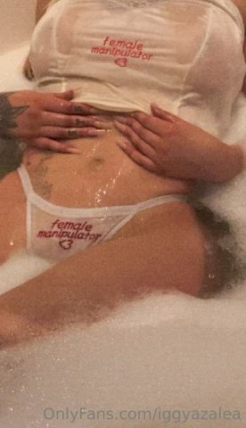 Iggy Azalea Teasing (+peak) Tits In Bathtub