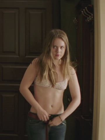 Hera Hilmar (Queen Maghra) Forced To Strip – An Ordinary Man (2017)