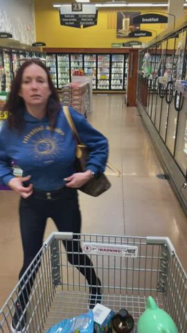 Hot Mom Flash At The Grocery Store